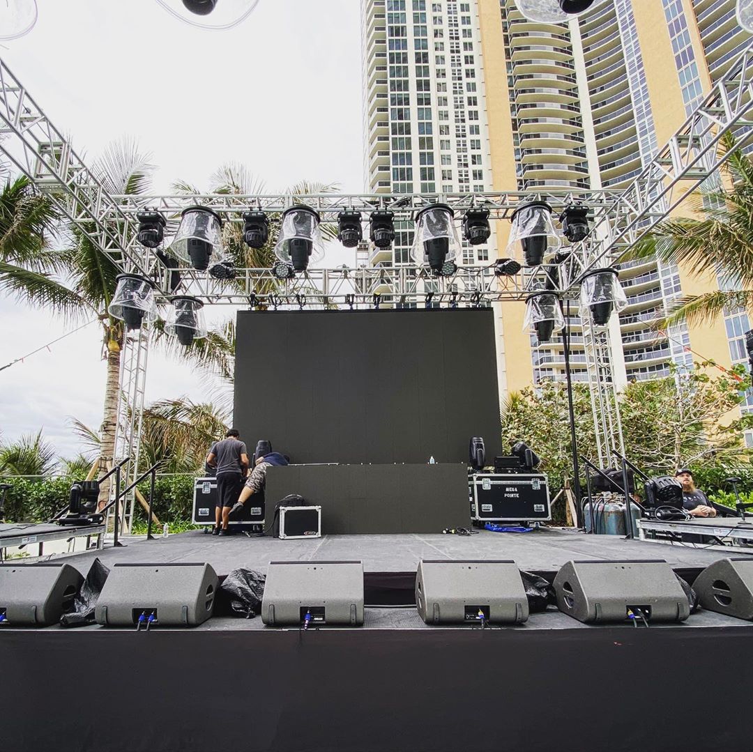 L_ACOUSTICS's tweet photo. #MonitorMonday is hitting Miami for a pre-COVID 19 private party with #UnrealSystems #X15! Unreal offers the L-Acoustics X Series for all stage monitoring needs: #X12, X15 and #115XT HiQ. Like many, they can’t wait to get their loudspeakers back in action! 🔊🌴 https://t.co/7qxfJBrhSj