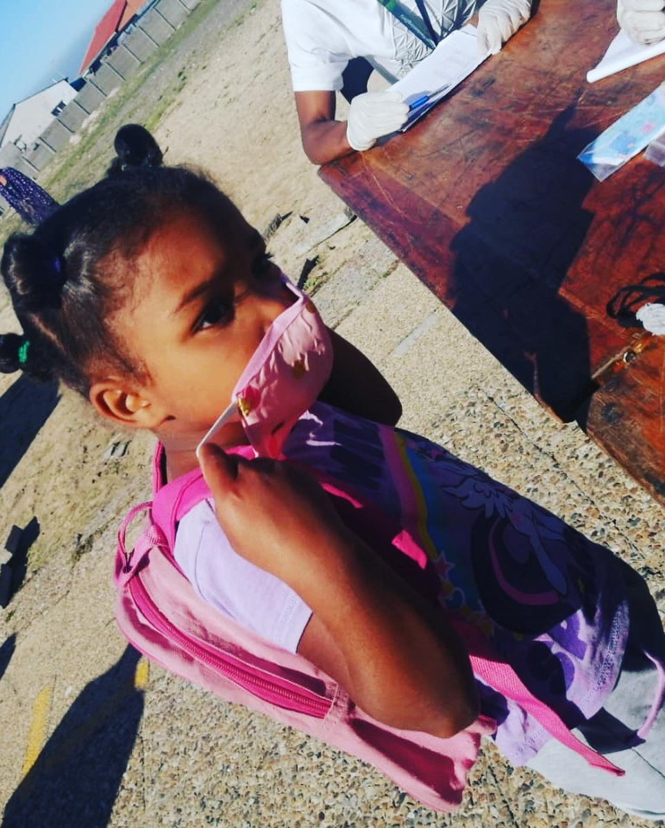 BreadlineAfrica's tweet photo. Searidge Park Primary School in Mitchells Plain handed out 300 masks to their children this morning. Thank you to all our Breadline Africa donors for funding these. #enablingfutures #lockdown #lowerthecurve #breadlineafrica https://t.co/Nd8XARbnur