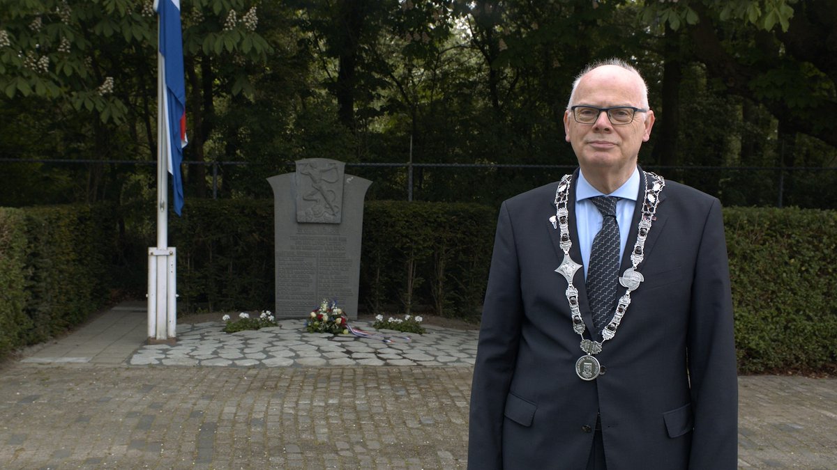 BARENDRECHTzh's tweet photo. ‘Dodenherdenking is een moment om samen met dierbaren te zijn, een moment van bezinning, dankbaarheid, in verbondenheid. Vandaag herdenken we samen thuis’. Bekijk de 4 mei speech van burgemeester Jan van Belzen: https://t.co/GraueAI5lO https://t.co/XFTo88Zppc