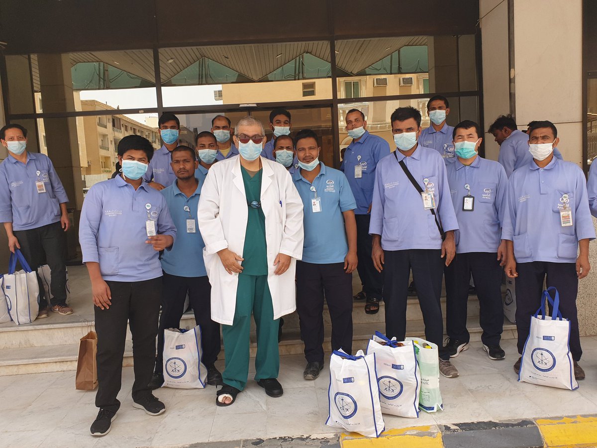 ننسى كثيرا العمال الذين يجعلون كل شئ نظيف وفى الخط الأول فى مواجهة أمراض المستشفيات
هؤلاء من يحتاج العناية ودعمهم
واليوم وزعت الجمعية السعودية لجراحة المناظير على إخواننا وأخواتنا لمن يجعل المستشفيات
نظيفة سلات غذائية عليه جهد بسيط لعمل عظيم جدا جدا.