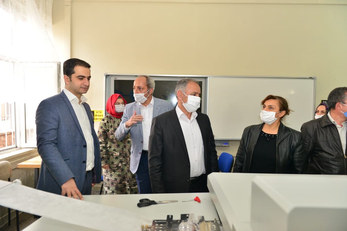 elazigmem's tweet photo. Meslek Liselerimiz üretmeye devam ediyor. Gazi Mesleki ve Teknik AL’ de dezenfektan, sıvı sabun, yüzey temizleyici, kolonya, Öğretmen Sıdıka Avar MTAL’de ise seri maske üretim cihazımız hizmete girdi. 
@ziyaselcuk 
@valicetinoktay 
@hmzaydg 
@feyzigurturk 
#Elazığ https://t.co/KT0DwekCoS