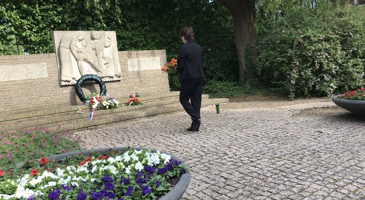 karindevree's tweet photo. Herdenken is anders dan andere jaren. Allemaal apart de bloemenhulde gebracht en toch ook samen. @tondevree @jbeurskens @egonvankessel @fransvansonsbeek @VeteranenWMW @larddevree Lastpost @ocdreumel @Comite4en5mei https://t.co/CDYVZC3mxy