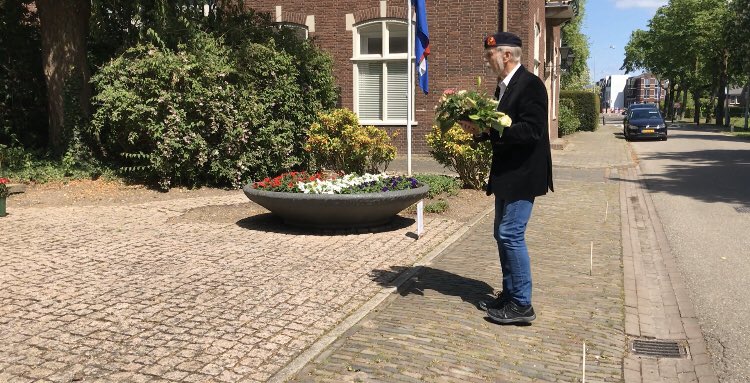karindevree's tweet photo. Herdenken is anders dan andere jaren. Allemaal apart de bloemenhulde gebracht en toch ook samen. @tondevree @jbeurskens @egonvankessel @fransvansonsbeek @VeteranenWMW @larddevree Lastpost @ocdreumel @Comite4en5mei https://t.co/CDYVZC3mxy