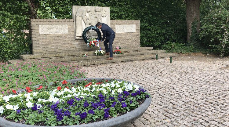 karindevree's tweet photo. Herdenken is anders dan andere jaren. Allemaal apart de bloemenhulde gebracht en toch ook samen. @tondevree @jbeurskens @egonvankessel @fransvansonsbeek @VeteranenWMW @larddevree Lastpost @ocdreumel @Comite4en5mei https://t.co/CDYVZC3mxy