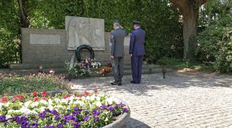 Herdenken is anders dan andere jaren. Allemaal apart de bloemenhulde gebracht en toch ook samen. <a href="/tondevree/">Ton de Vree</a> <a href="/jbeurskens/">Jack Beurskens</a> <a href="/egonvankessel/">Egon van Kessel</a> @fransvansonsbeek <a href="/VeteranenWMW/">Stichting Veteranen West Maas en Waal</a> @larddevree Lastpost <a href="/ocdreumel/">Oranjecomité Dreumel</a> @Comite4en5mei