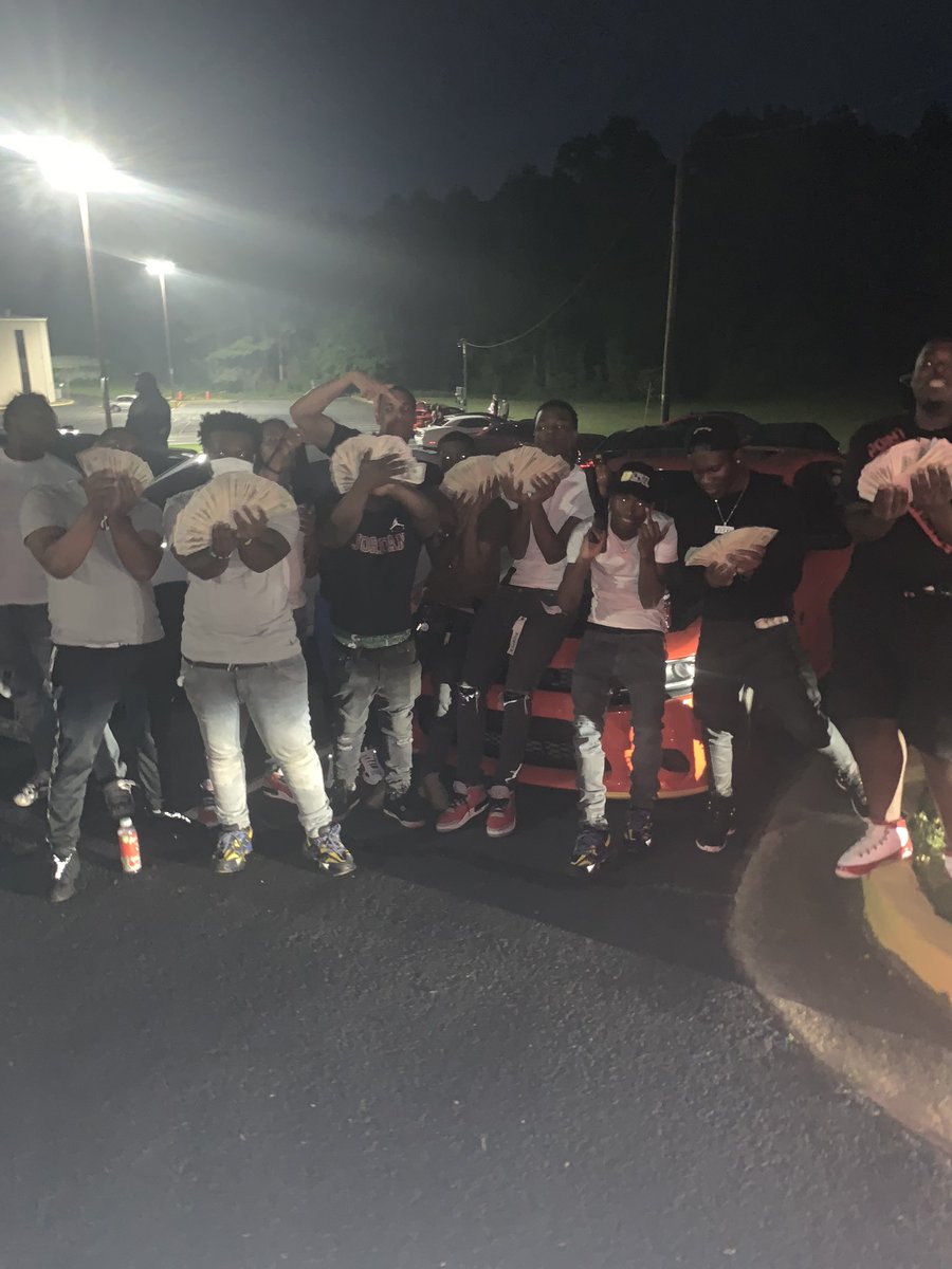 MontMakingMoney's tweet photo. My niggas ain’t switching up with locked in 🗡 https://t.co/DGBwD4JniI