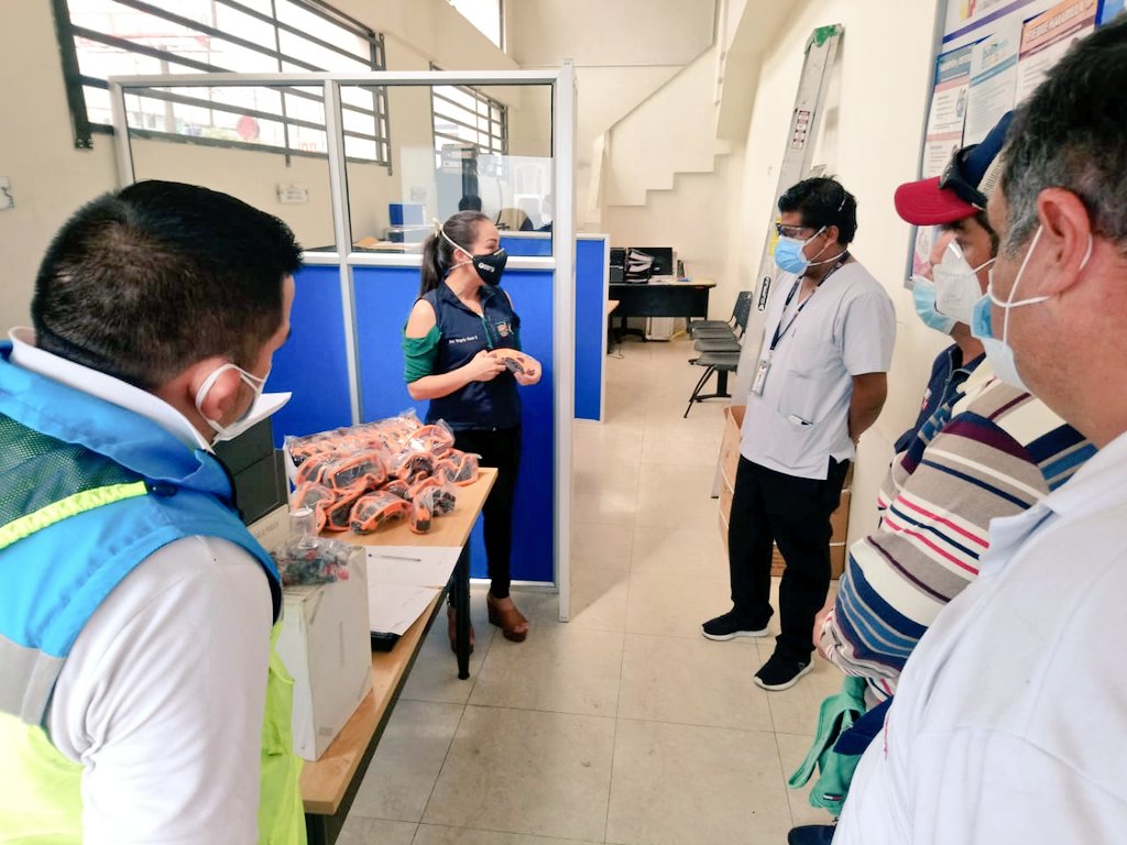 DPS_LosRios's tweet photo. #LosRíos | @AlavaYorgely, Directora Distrital de Salud Quevedo y Mocache, entrega equipos de protección visual para que el personal de atención prehospitalaria no esté expuesto a situaciones que ponen en riesgo su salud durante la emergencia sanitaria por #Covid_19. https://t.co/sojNZwga4U