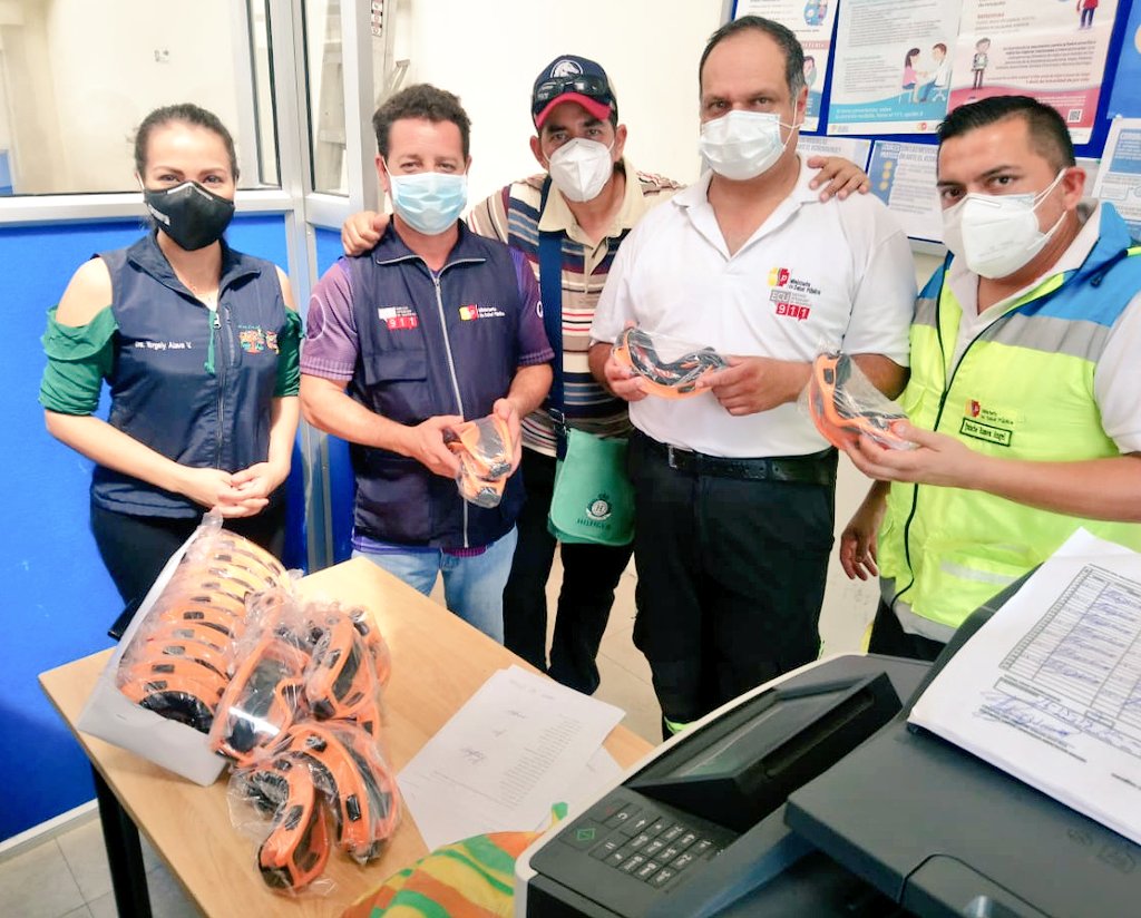 DPS_LosRios's tweet photo. #LosRíos | @AlavaYorgely, Directora Distrital de Salud Quevedo y Mocache, entrega equipos de protección visual para que el personal de atención prehospitalaria no esté expuesto a situaciones que ponen en riesgo su salud durante la emergencia sanitaria por #Covid_19. https://t.co/sojNZwga4U