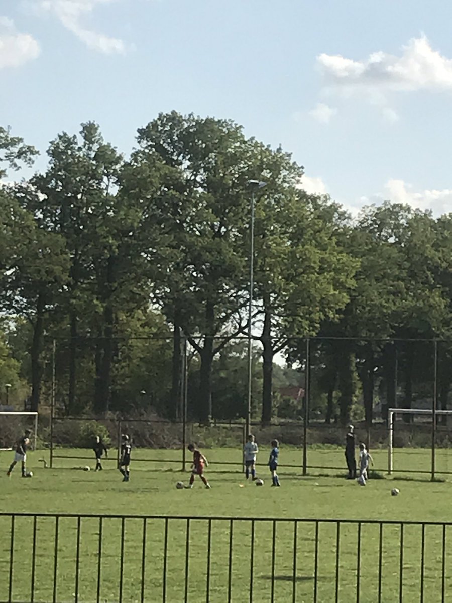 PatBleum's tweet photo. Mooi om ze weer te zien trainen in de #dijkhoek @vvdeo #samentrainenopafstand https://t.co/CGklbYgfN6