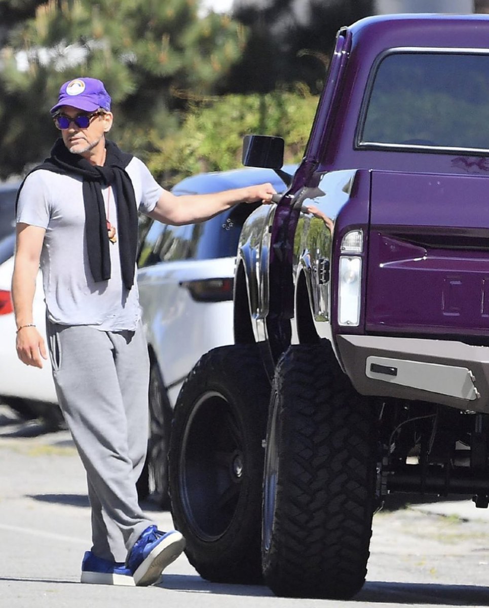 his hat, his glasses and his car are all in matching. this is what i call Style
