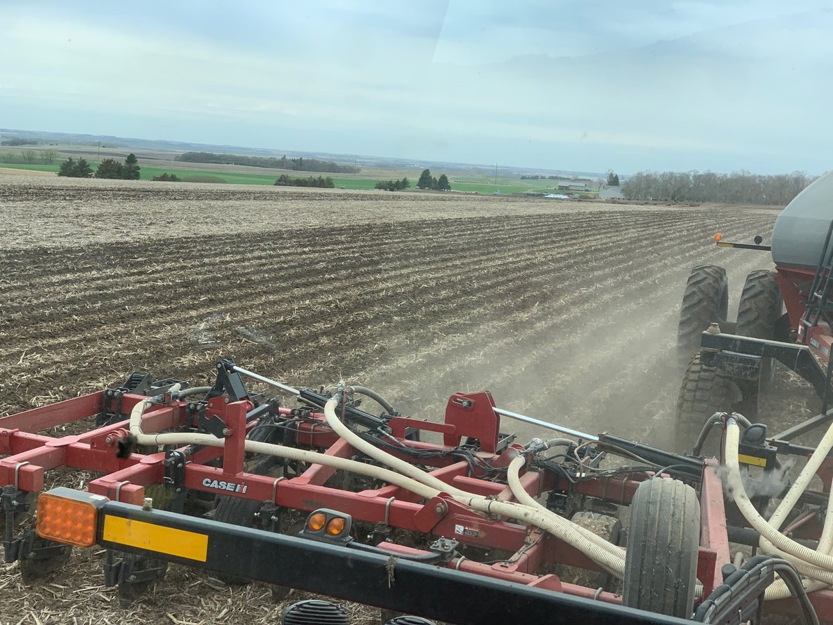 ag_midwest's tweet photo. Sending it hard today like always to try to get ahead of the rain that's supposed to be coming #plant2020 https://t.co/ZiG4fC4VLM