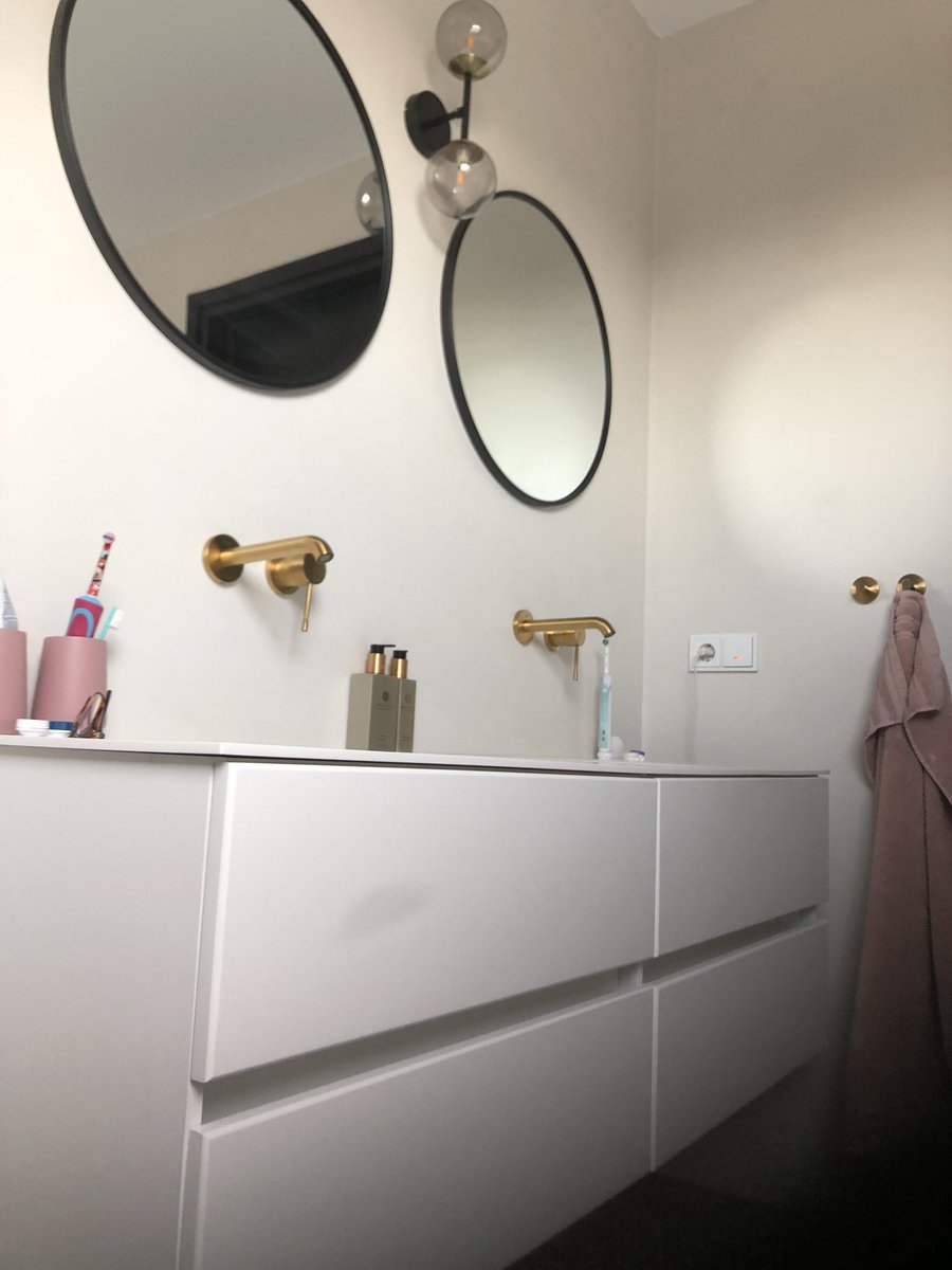 nielsvanes's tweet photo. @Grohe_NL ik heb een vraag. Hoe kan het dat ik al 8 maanden zit te wachten op een product van jullie en nu te horen krijg dat het niet meer geleverd wordt. De rest van de cool sunrise serie is wel geleverd, dus de rvs mengkraan ziet er niet uit op deze manier. https://t.co/k4owUY5duV