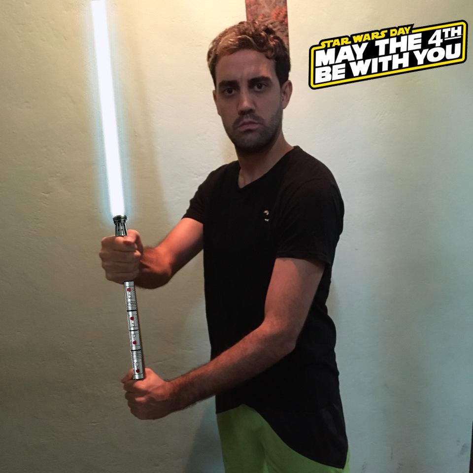 CarolinaRotondo's tweet photo. El #periodista deportivo y Caballero Jedi de la Republica Faus Mateux tiene hacer valer sus habilidades para vencer a Darth Flores, un sith que quiere llevar el lado oscuro de la fuerza al “Mundial de Periodistas Deportivos”. Votá a Fausto -> https://t.co/GA6Jhs48ks #StarWarsDay https://t.co/HqmnY00Ieh