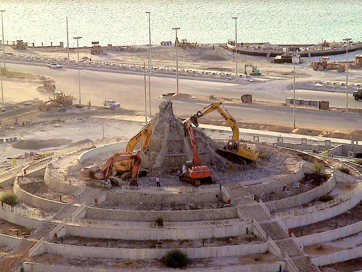 FadelFilms's tweet photo. #ذكريات نافورة البركان 1988-2004 🏴 #ابوظبي #inabudhabi https://t.co/85Ii4oyLAM