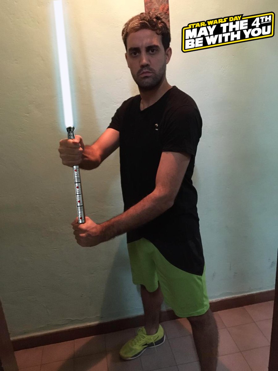 pimpobedini's tweet photo. El #periodista deportivo y Caballero Jedi de la Republica Faus Mateux tiene hacer valer sus habilidades para vencer a Darth Flores, un sith que quiere llevar el lado oscuro de la fuerza al “Mundial de Periodistas Deportivos”. Votá a Fausto -> https://t.co/bJCZuiwpt4 #StarWarsDay https://t.co/rM5SaeiT4A