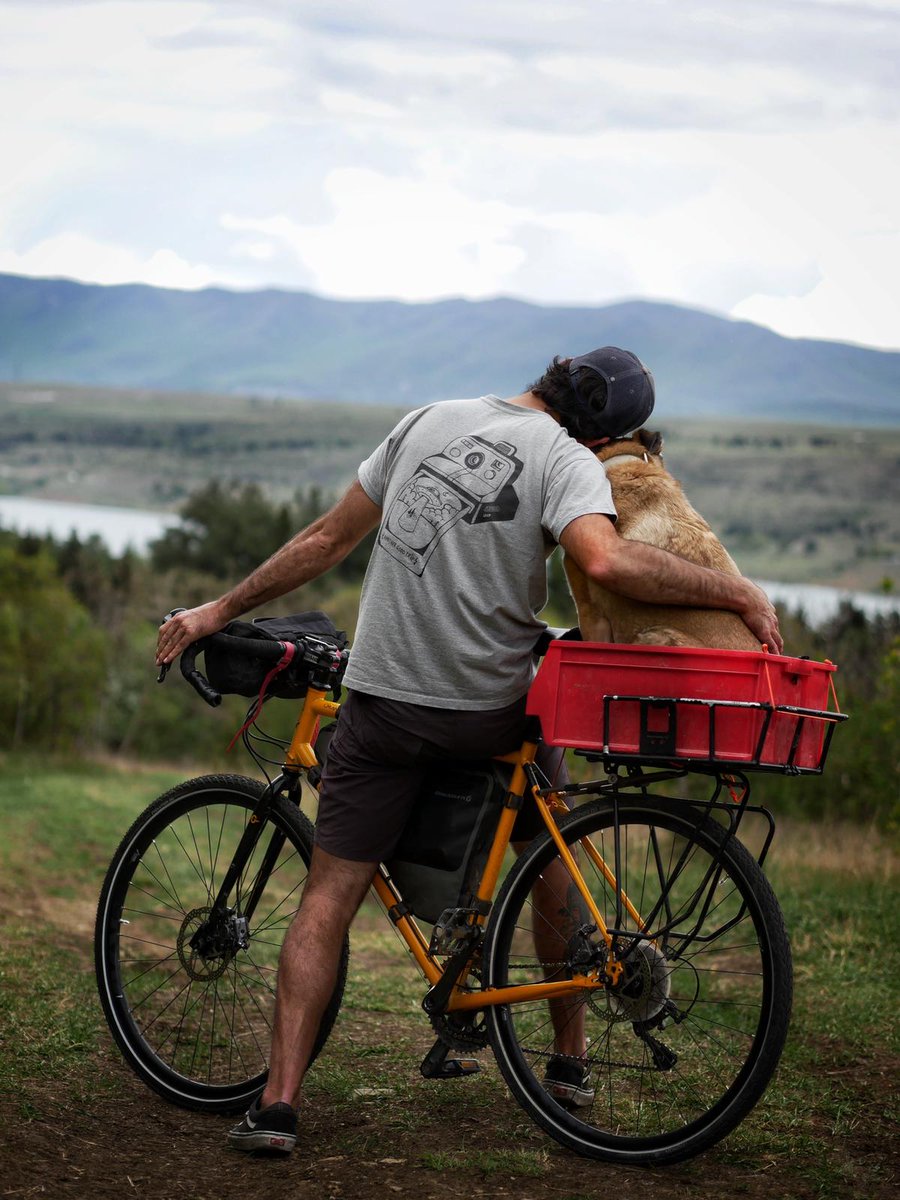 SimbioseClo's tweet photo. Pablo @bikecanine y su perrita Hippie ya están preparándose para volver a viajar.
Un orgullo el formar parte de su proyecto a través de nuestra cami modelo #Bikecakine.
.
#Travelvibes #Nomadlife #Raisedbyroads https://t.co/xROTvYDkMm