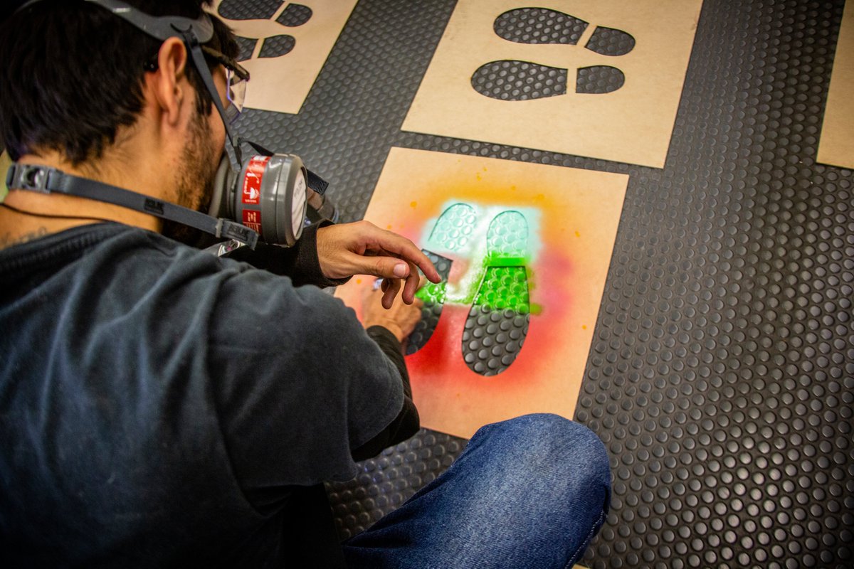 metrodemedellin's tweet photo. Las huellas 👣 indican el camino, el lugar donde debemos pararnos. Por eso junto a 10 artistas urbanos👨🏽‍🎨 que hacen parte de la Mesa de Arte Urbano del Grafiti 🎨 de la ciudad, señalizamos los pisos de los 38 trenes MAN 🚈 con los que iniciamos operación comercial hace 25 años.👇🏽 https://t.co/ctP0lglBx3