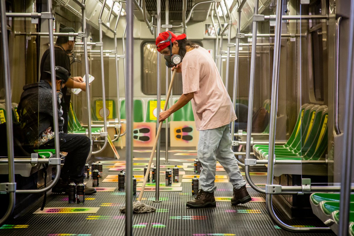 metrodemedellin's tweet photo. Las huellas 👣 indican el camino, el lugar donde debemos pararnos. Por eso junto a 10 artistas urbanos👨🏽‍🎨 que hacen parte de la Mesa de Arte Urbano del Grafiti 🎨 de la ciudad, señalizamos los pisos de los 38 trenes MAN 🚈 con los que iniciamos operación comercial hace 25 años.👇🏽 https://t.co/ctP0lglBx3