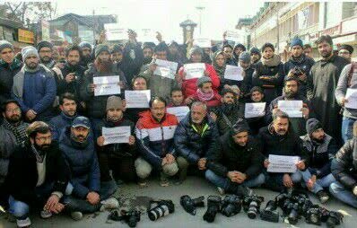 FahimHeidary's tweet photo. کرونا نباید سبب فراموشی مسلمانان هند شود .
#Journalismisnotacrime

#savekashmir https://t.co/mznyIrCgr6