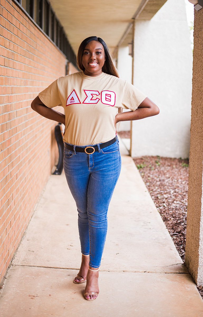 raventieshaa's tweet photo. Oh to be a Delta Girl🐘🔺
Small town girl fulfilling big dreams. 
They may call me Masterpiece,
But my work is far from finished. 
Oo-Oop my sawrahz❤️
#DeltaGrad #DeltasGraduate #GraduatingRedz #DegreedRedz #blackgirlsgraduate #blackgradsmatter #congraDST #AOML #gradSZN https://t.co/BV5caKIzTs