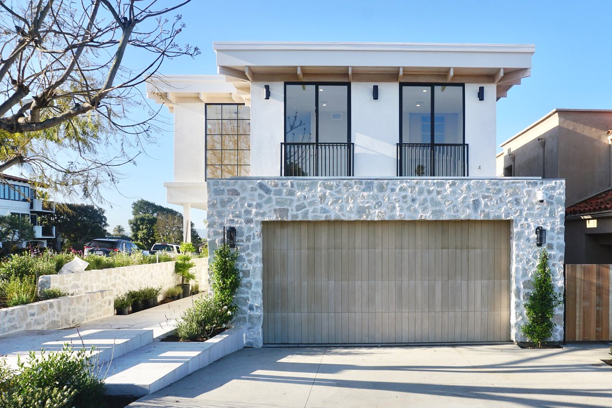 LaneyLAinc's tweet photo. My amazing clients get to move in this week. I can’t wait to showoff this home’s incredible courtyard.
#LaneyLAinc #architect #architecture #elevation #curbappeal #home #dreamhome #manhattanbeach #stone #oursouthbay #hillsection #garage #garagedoor #entry https://t.co/EqTdEww1C2