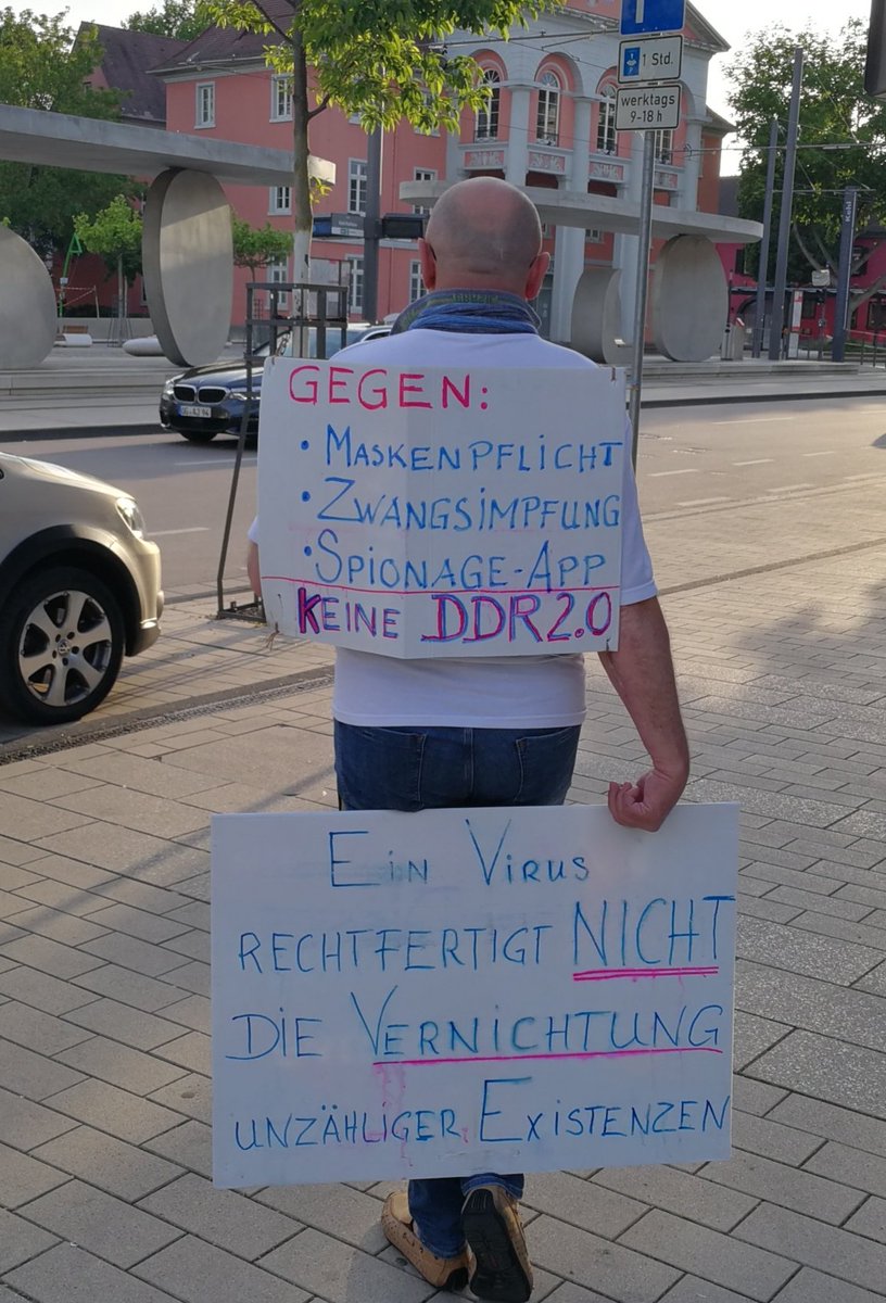 GuenterGeng's tweet photo. #Spaziergang am #Montag, 4 . Mai 2020 um #19Uhr in Kehl am Rhein auf dem Platz vor dem #Rathaus.

https://t.co/hHEqvmq0K1 https://t.co/ZctXYlaZqO
