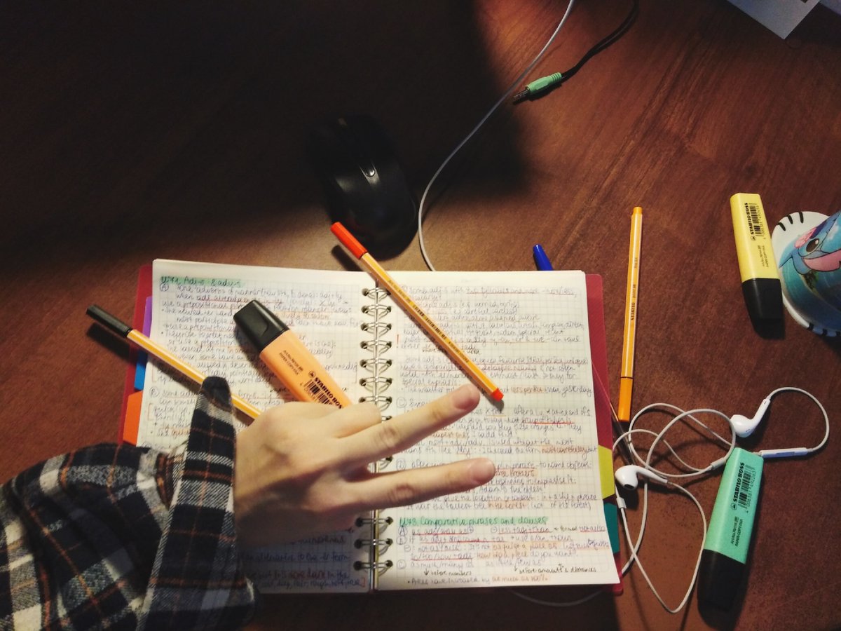 hellotays's tweet photo. night study mode on // almost 75 units. https://t.co/BEQzK8kELr