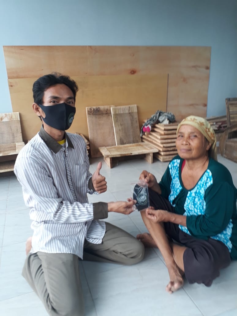KGtkhnk35's tweet photo. @jokowi @COVID19goid @KemensosRI @ridwankamil   Pembagian Masker Berlogo GTKHNK35+ ( Guru dan Tenaga Kependidikan Honorer Non K usia 35 Plus ) di Kab.Karawang Prov. Jabar kepada masyarakat atas sumbangan dari Anggota.
Rakyat akan patuh apa kata Guru krn Guru adalah panutan. https://t.co/by4pJpbMJK