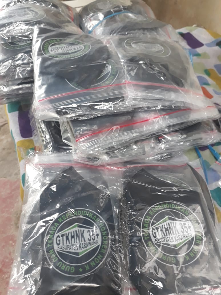 KGtkhnk35's tweet photo. @jokowi @COVID19goid @KemensosRI @ridwankamil   Pembagian Masker Berlogo GTKHNK35+ ( Guru dan Tenaga Kependidikan Honorer Non K usia 35 Plus ) di Kab.Karawang Prov. Jabar kepada masyarakat atas sumbangan dari Anggota.
Rakyat akan patuh apa kata Guru krn Guru adalah panutan. https://t.co/by4pJpbMJK