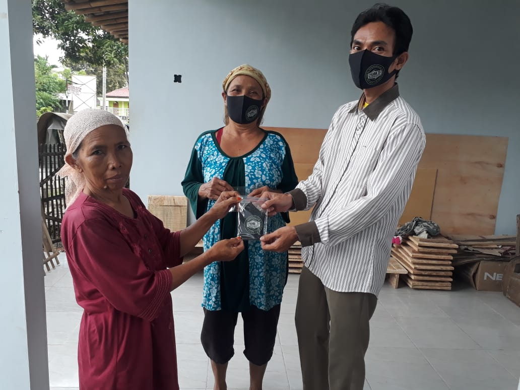 KGtkhnk35's tweet photo. @jokowi @COVID19goid @KemensosRI @ridwankamil   Pembagian Masker Berlogo GTKHNK35+ ( Guru dan Tenaga Kependidikan Honorer Non K usia 35 Plus ) di Kab.Karawang Prov. Jabar kepada masyarakat atas sumbangan dari Anggota.
Rakyat akan patuh apa kata Guru krn Guru adalah panutan. https://t.co/by4pJpbMJK