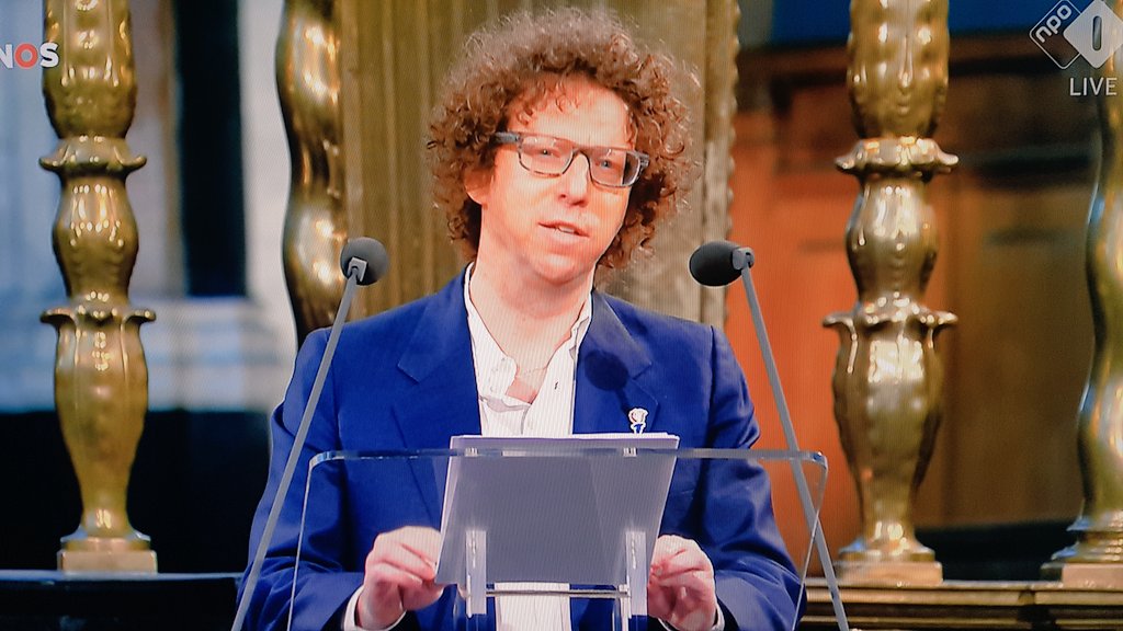 marcelbar8's tweet photo. "Als ze het over Marokkanen hebben, dan hebben ze het over mij."

De niet mis te verstane woorden van Arnon #Grunberg galmen na in een lege Nieuwe Kerk. 
Indrukwekkend en woord en beeld.
#Dodenherdenking #4mei https://t.co/fMrgOwYg3H