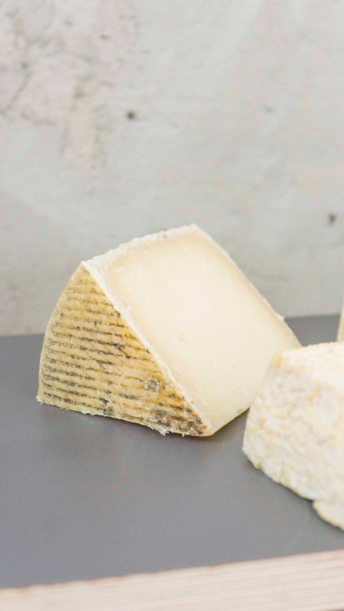 Como queso del mes os proponemos un clásico de entre los clásicos: MANCHEGO DOP, de nombre MALACARA. Elaborado por nuestros amigos @QuesosIniesta en Herencia, Ciudad Real. Otro de los quesos que nunca ha faltado en nuestros mostradores y por algo será...💥
queseriacultivo.com/content/manche…