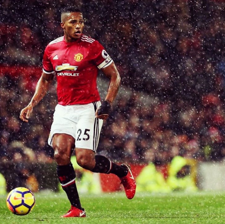 El ecuatoriano que pasó 10 años en el Manchester United. El sudamericano con más partidos en toda la historia de la Premier League (325). Bicampeón de Inglaterra. Lateral, volante o extremo. Y, siendo extranjero, llegó a portar el gafete de capitán de los red devils. VALENCIA.