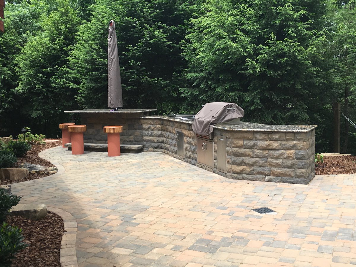 PromierScapeKPT's tweet image. Get ready to strike up the grill with a custom built-in and patio!

#outdoorprofection #customoutdoorkitchen #landscapeideas #outdoorliving #hgtv #kingsportlandscapers #outdoordesign