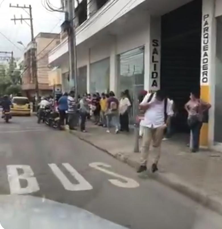 ElNegrovicto's tweet photo. Esta vaina en Montería se salió de las manos, no creo que sea culpa de las autoridades, aquí vamos a pagar los platos rotos todos, Dios mío ten piedad de este pueblo!

Así no se puede, qué tristeza! https://t.co/dGT19NZFsY