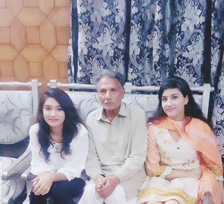 LalPakeeza's tweet photo. Mine ustad Hameed Ali Khan shb , Pride of performance who got Tamgha imtiaz ... Related from Gawaliyar khandan , Me and my sister with the Legend Singing Teacher ... https://t.co/3ccTFj1ZH5