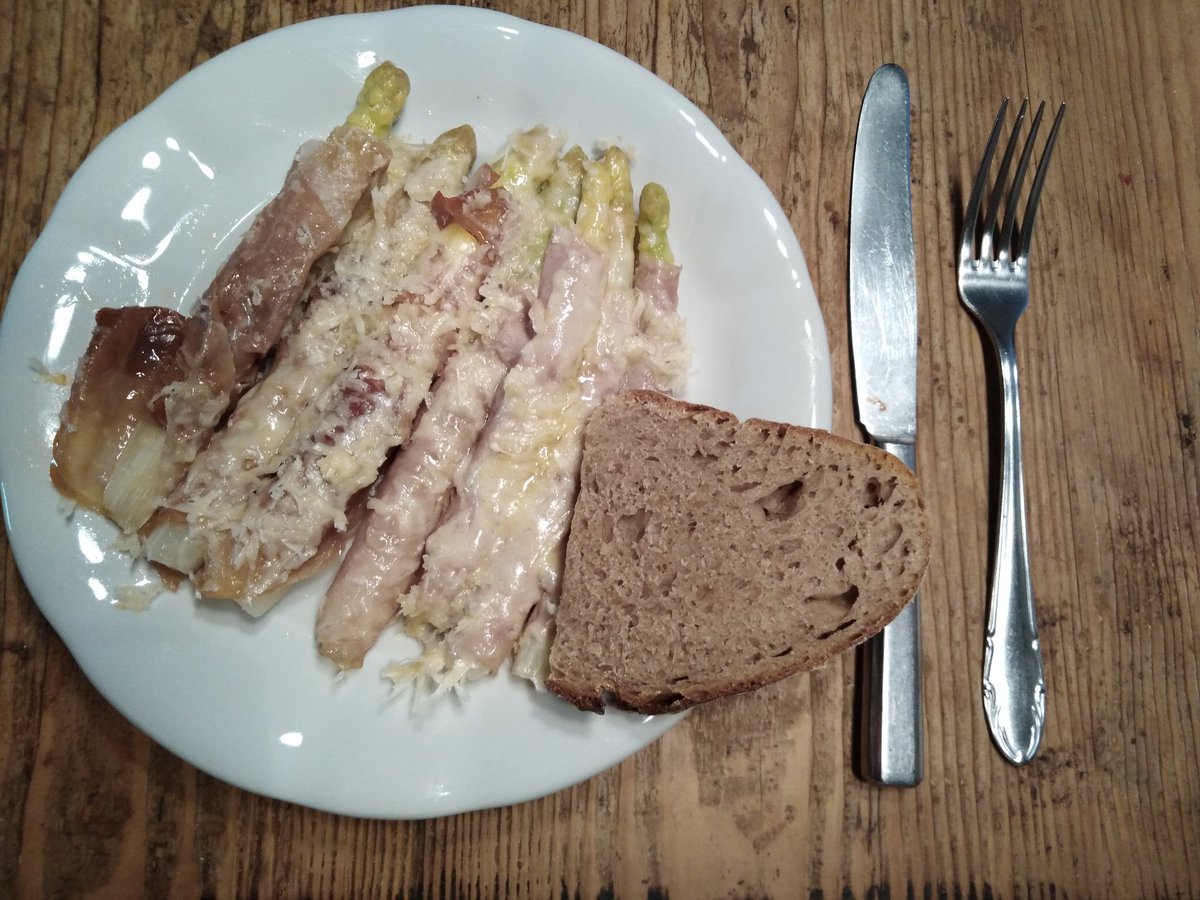 vesnicka_kocka's tweet photo. Dobrou chřestivou 😉
#chrest #hostin #asparagus https://t.co/MwYB0LxkHF