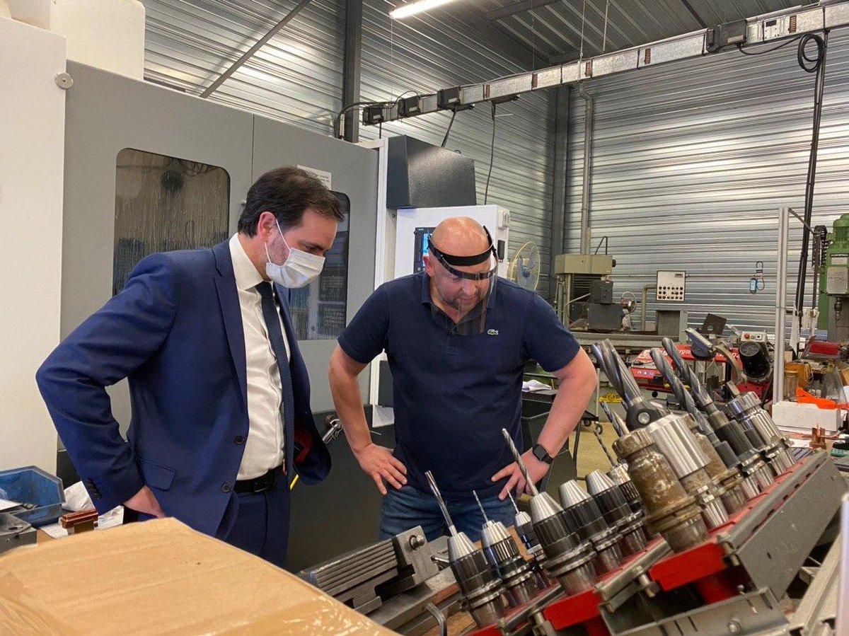 LaurentSMartin's tweet photo. Dans la #Circo9403, un véritable pôle d'entreprises pour la conception de #visières s'est constitué.
Visite chez #Microplast qui a transformé son outil de production et fabriquera bientôt 280K visières hebdo. #PérignyGarden et #Multiroir assurent la distribution.
#TousMobilisés https://t.co/OrCZuIjodC