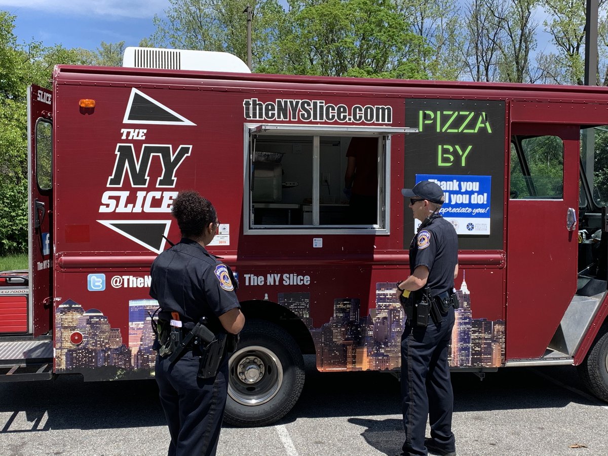 RickFOP86's tweet photo. HAPPENING NOW: Indy FOP Food Stops for Cops @IMPDNorth feeding our Officers on the frontlines | Providing pizza, refreshments and encouragement as our Officers continue to keep us safe (Stay Tune for Video Update) #BackTheLine #FOP https://t.co/IH61Vq1yhK