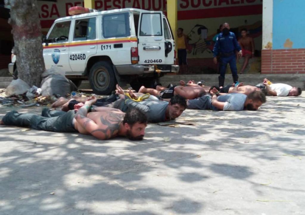 VTVcanal8's tweet photo. #ÚltimoMinuto | Capturados en este instante 8 mercenarios en un pueblo de la costa venezolana. La comunidad organizada de esa localidad costera los capturó y entregó a la Fuerza Armada Nacional Bolivariana

#UniónSoberaníaYPaz https://t.co/ltOxwHeVjr