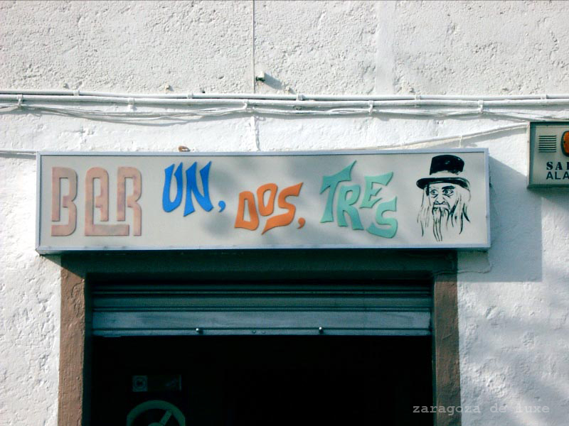 zaragozadeluxe's tweet image. Inaugurado en pleno apogeo del programa de TVE de igual nombre (1972). En su interior no se conserva nada que haga alusión al mismo

El local era la mejor referencia cultural del Barrio Oliver en los años 70
En 2015 desapareció el rótulo
#rtve #undostres #doncicuta #rotulografias