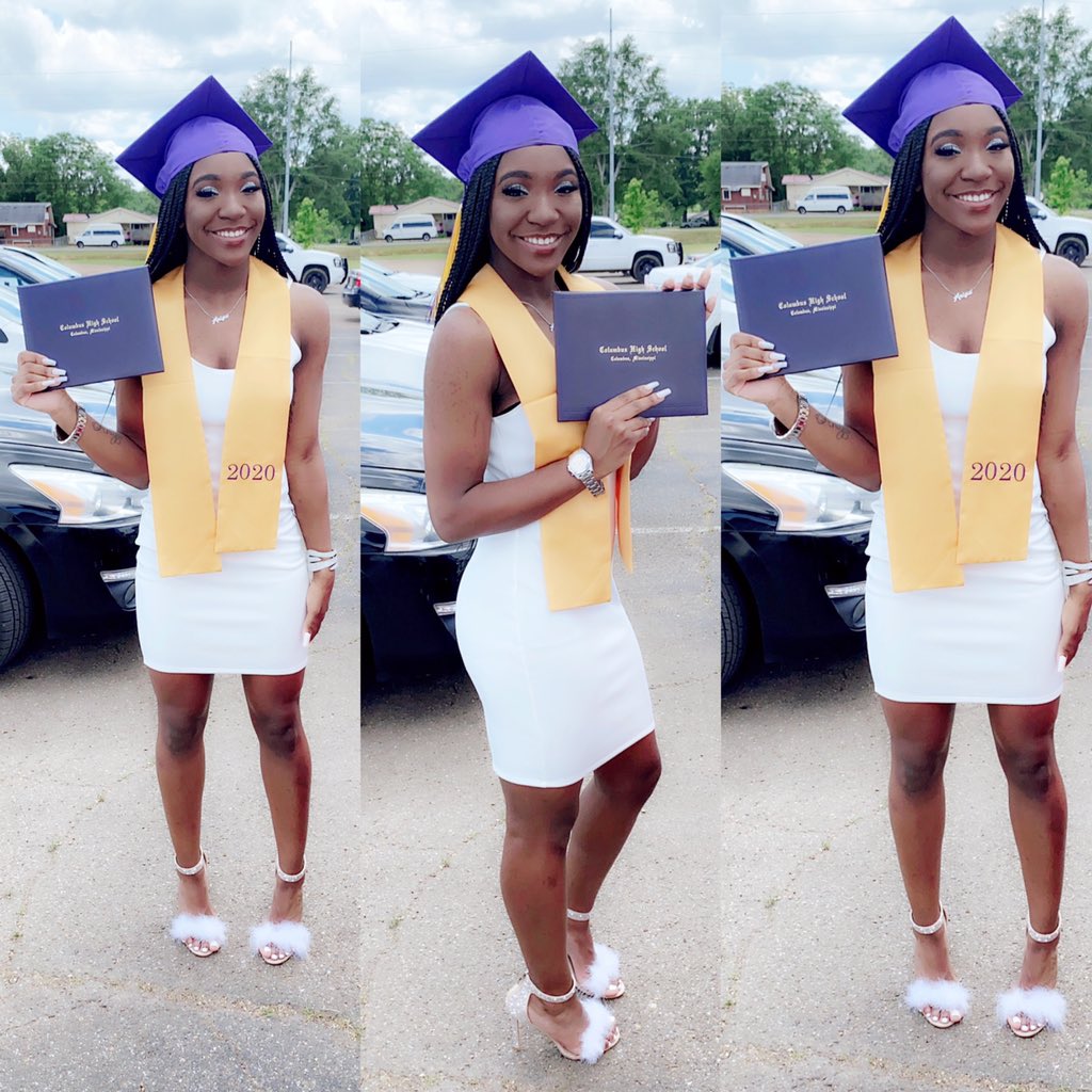 CHOSEN__ATHLETE's tweet photo. And now I’m completed 🤍 ✨ Sakina Minor baby I said I was gone walk for both of us ❗️ and I made it happen ✨ you’ll live thru me forever 🔐
#STATEMVP 🏆
#SENIORGRADUATE 💛
MUA- Angela Williams ✨ https://t.co/bN8Y9K5VI4