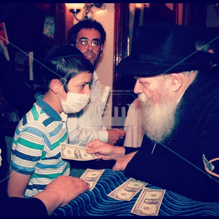 BeitChabad's tweet photo. מדהים 😷

תמונה נדירה של ילד המתברך אצל הרבי מלובביץ' כשהוא עם מסכה על פניו https://t.co/CjWvre9s9F
