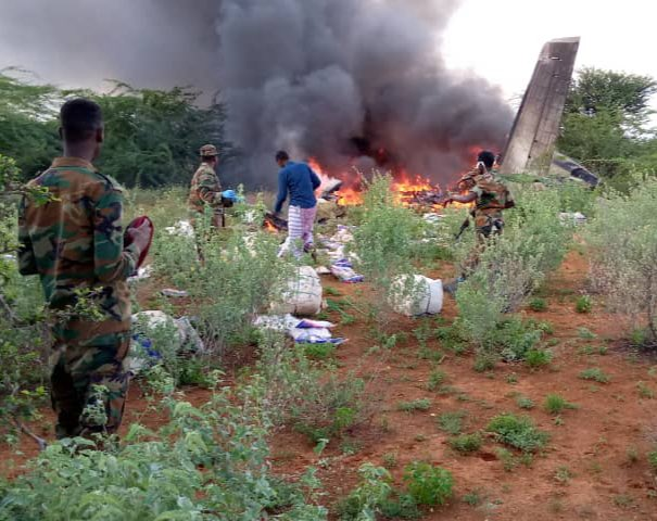AeroGazette's tweet photo. ‼️ Crash d'un Embraer 120 kényan en Somalie

🔸L'appareil de la compagnie African Express Airways était affrété par une ONG
🔸Il aurait été abattu lors de son approche sur Bardaale

🏴Les 6 personnes à bord sont décédées. RIP

#aircrash #embraer120

📸 via @HarunMaruf https://t.co/EFIFbfKxUs