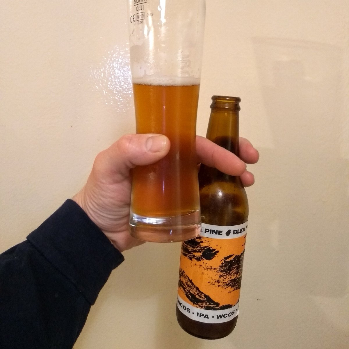 birenoshkembe's tweet image. Нямам идея какво точно е WCOS IPA и гугъл не ми помогна хич, но пък ми хареса. По-охмелена е сякаш от NEIPA-та им и това ме зарадва. #blekpine #wcosipa #ipa #beer #cerveza #bier #birra #pivo #cheers #наздраве #birenoshkembe