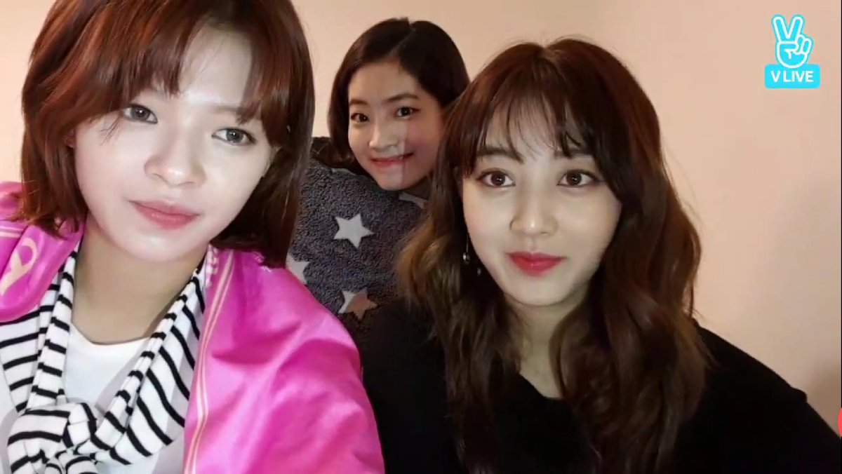 [D-72]Jihyo and Jeongyeon on vlive with a cameo from Dahyun behind them  Please go on vlive again Jihyo  #15YearsWithJihyo #100JihyoMoments @JYPETWICE 