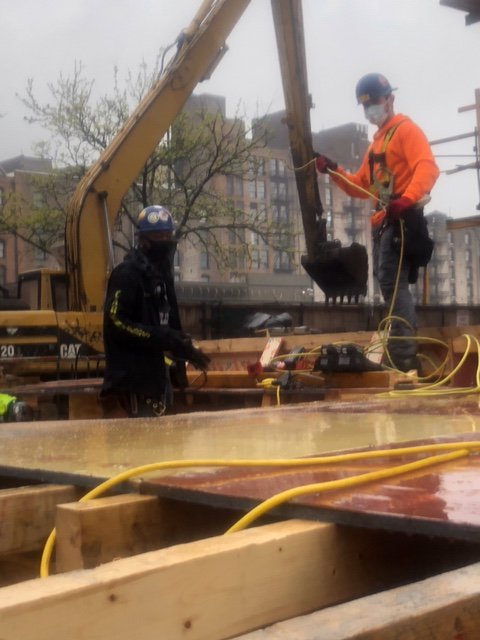 CCAMetro's tweet photo. A 931 unit, 58-story mixed-use development is rising at 601 W29th St with 234 affordable housing units. @CarpentersNyc &amp; High Rise Safety Systems are building the deck &amp; concrete formwork. #FXCollaborative #DouglastonDevelopment
Highrise Safety Systems: https://t.co/tWPtv1GnNt https://t.co/298kC5qDTL