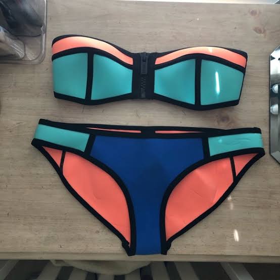grislm7's tweet photo. lol se acuerdan cuando estaban de SUPER moda estos trajes de baño? https://t.co/9oUy5idW19