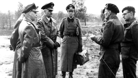 generalMaczek's tweet photo. 📆 3 maja 1945 / #1DPKalendarium

Dowództwo niemieckich sił zbrojnych Północno-Zachodniej Europy zgłasza gotowość kapitulacji marszałkowi Montgomery’emu i prosi o powstrzymanie ataku 1. Dywizji Pancernej na Javer i Wilhelmshaven

➡️ https://t.co/ZHl6JL7xEL https://t.co/mXebUlwqMI