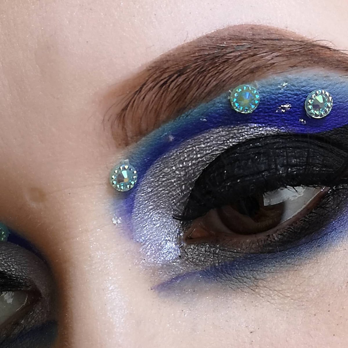 makeup_mummy17's tweet photo. This was inspired by #plouiseacademy

@JeffreeStar blue blood &amp; I'm royalty gloss &amp; magic star concealer 
@SleekMakeUP vitality foundation
@MakeupRVLTN conceal and define infinite concealer

#makeup #jeffreestarcosmetics #makeuprevolution #makeupobsessionprlist https://t.co/iq3mohnzmB